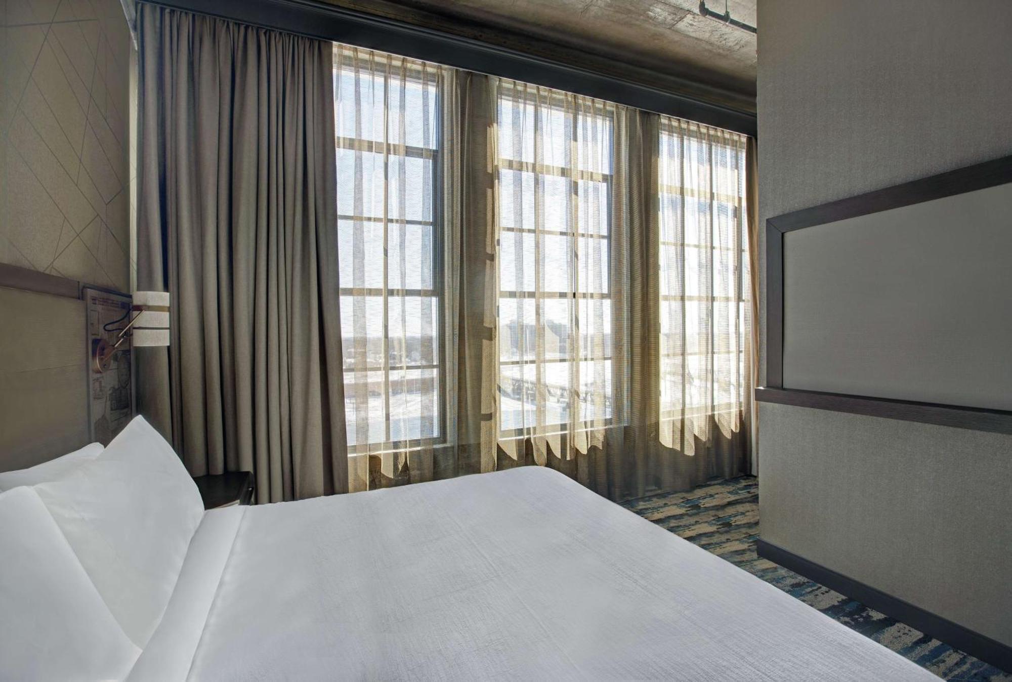 Corner King Suite River View,1557105061:JPEG